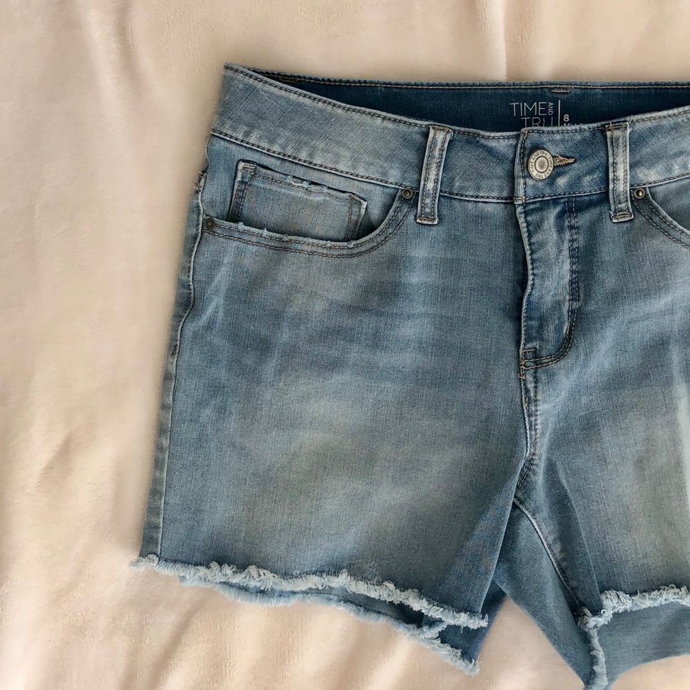 🌻Mid Rise Time & Tru Light Wash Denim Shorts